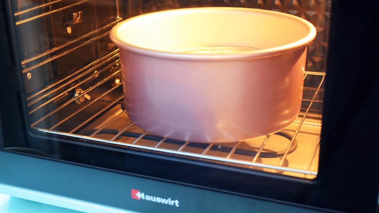 斑马纹戚风蛋糕,放入预热好的海氏烤箱，上下火155度，下层55分钟
