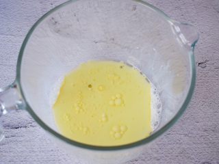 斑马纹戚风蛋糕,牛奶加入玉米油搅拌至乳化状