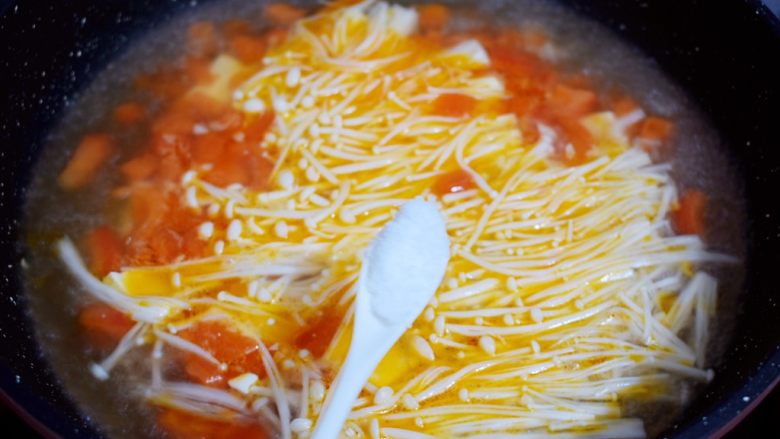 番茄金针菇豆腐汤,加入盐调味