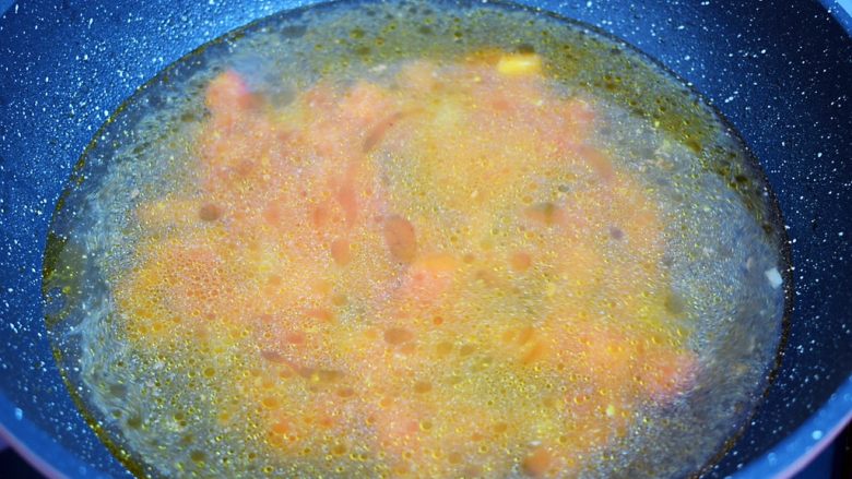 番茄金针菇豆腐汤,加入800毫升的水