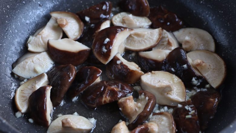 土豆烧香菇,锅内倒入适量植物油，放入大蒜末炒香，放入香菇翻炒出汁；