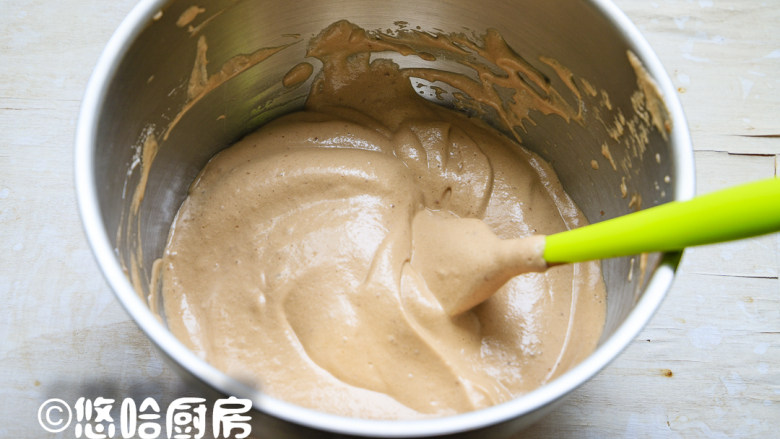 数字生日蛋糕,拌匀的蛋黄糊倒回余下的蛋白霜中，继续采用切拌的方式拌匀，拌匀的面糊光滑细腻有光泽。
