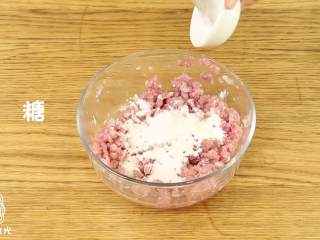 山药丸子：一颗营养超高的能量小球！,肉馅中加入生粉、面粉、糖，搅拌均匀。