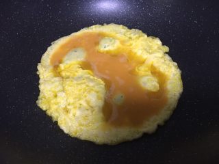 西红柿炒鸡蛋,倒入蛋液开炒