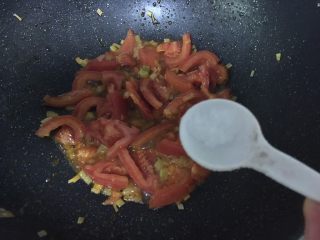 西红柿炒鸡蛋,加盐