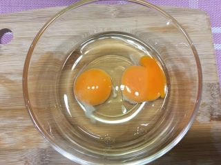 西红柿炒鸡蛋,打入碗内
