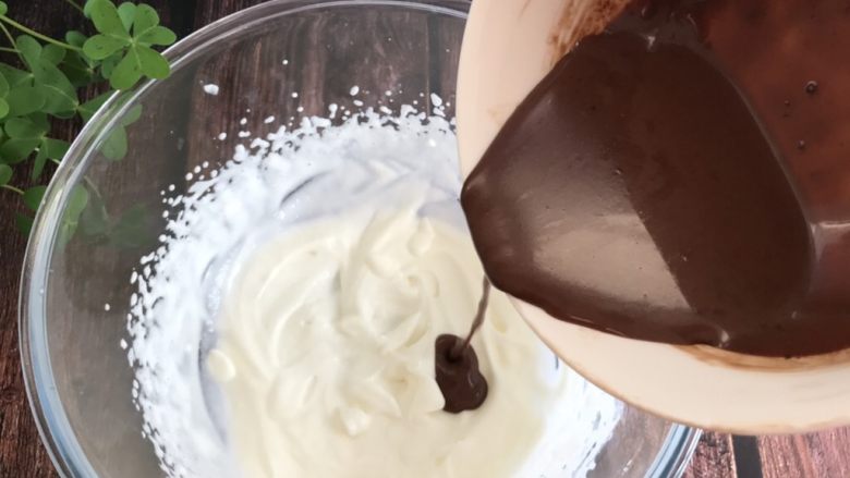 网红小狗慕斯蛋糕,将之前调好的牛奶巧克力糊倒入淡奶油中搅拌均匀