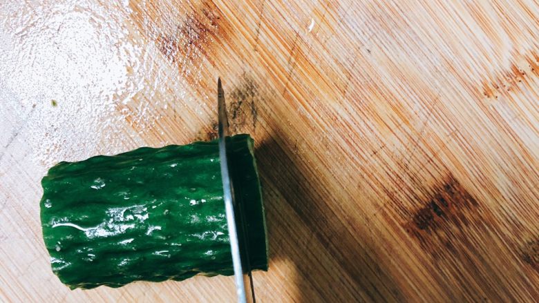 翠竹报春-年夜饭,用刀在两侧各竖切一下，切至1/3深度，两侧留有0.5厘米厚度。