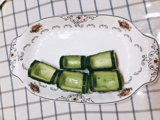 翠竹报春-年夜饭,全部处理好装在盘子上。
