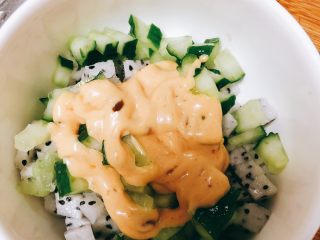 翠竹报春-年夜饭,火龙果丁和黄瓜丁装在一个碗里，放入沙拉酱。