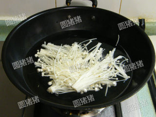 金针酸汤肥牛,锅内烧开水，放入金针菇氽烫1分钟捞起。