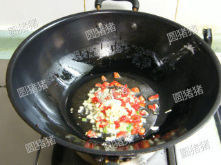 金针酸汤肥牛,接下来放入姜，蒜，泡椒段及酸笋丁炒出香味。	