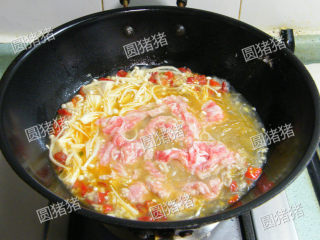 金针酸汤肥牛,煮开后加入烫过的金针菇及粉丝，肥牛片。