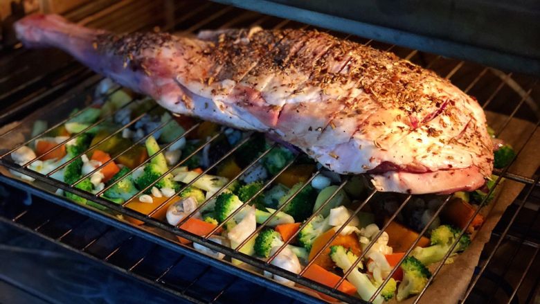 烤羊腿,烤箱预热好后
先放入蔬菜在最下层
再把羊腿放在中层