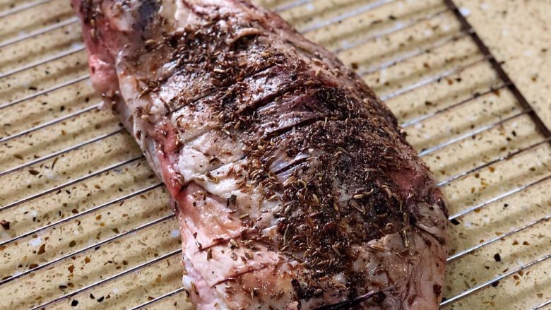 烤羊腿,腌制好的羊腿取出 放在烤网上