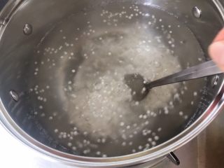 香甜奶椰红豆西米露,开着盖煮，不停搅拌以防粘锅，尤其在后半阶段