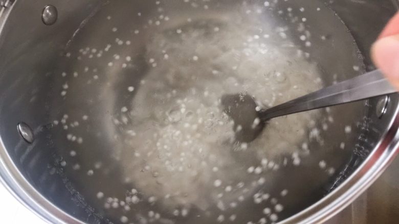 香甜奶椰红豆西米露,开着盖煮，不停搅拌以防粘锅，尤其在后半阶段