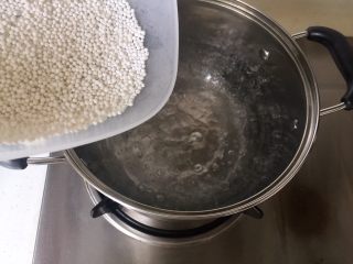 香甜奶椰红豆西米露,锅里的水烧开后倒入西米（水稍微多一点）