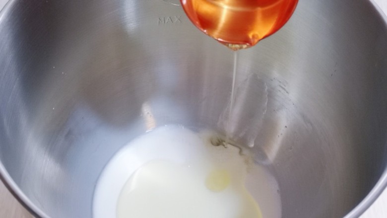 日式炼乳蔓越莓面包,首先将液体加入厨师机桶中。（牛奶，玉米油）