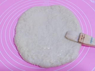 日式炼乳蔓越莓面包,面团用擀面杖擀薄，刷上黄油＋炼乳！（黄油放微波炉加热30秒足以）再与炼乳混合均匀，刷在面皮上！