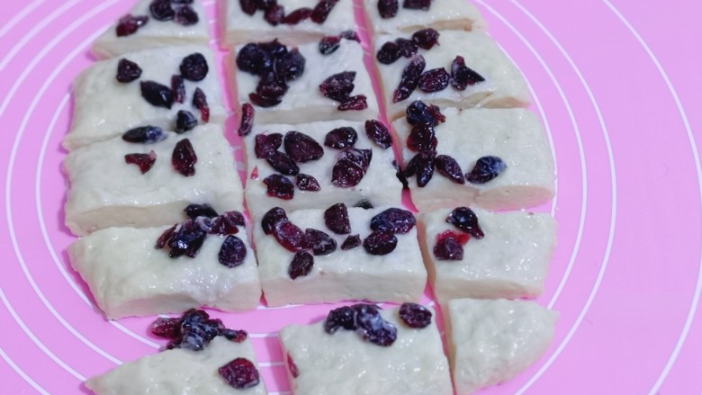 日式炼乳蔓越莓面包,再将面皮切出均匀的小块！