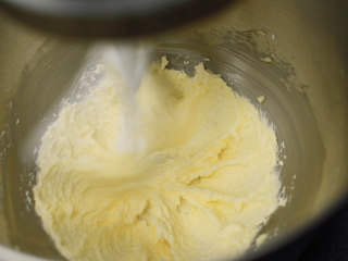 红丝绒蛋糕 无需酪乳 奶酪霜抹面,把软化的室温黄油和细砂糖倒进去，高速打发，黄油变成淡黄油，把没有打到的部分用刮刀刮进去。
再高速打发。