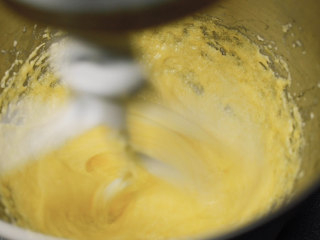红丝绒蛋糕 无需酪乳 奶酪霜抹面,打一个鸡蛋进去。
混合均匀。
再打第二个鸡蛋。
混合均匀。