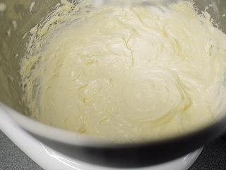红丝绒蛋糕 无需酪乳 奶酪霜抹面,打到奶酪霜非常的白，非常顺滑，如图所示白到发光。
放入裱花袋。冰箱冷藏保存。