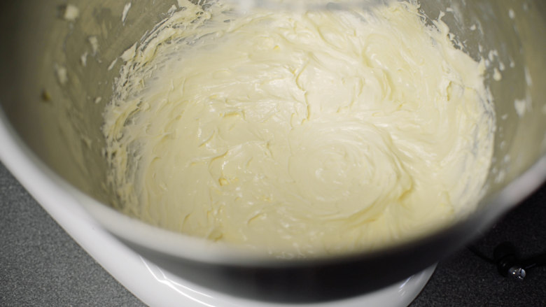 红丝绒蛋糕 无需酪乳 奶酪霜抹面,打到奶酪霜非常的白，非常顺滑，如图所示白到发光。
放入裱花袋。冰箱冷藏保存。
