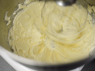 红丝绒蛋糕 无需酪乳 奶酪霜抹面,开始做奶酪霜。
黄油和奶油奶酪彻底软化，用打蛋器高速打发，先彻底混合均匀，确认没有结块。
然后加入全部糖粉打发。