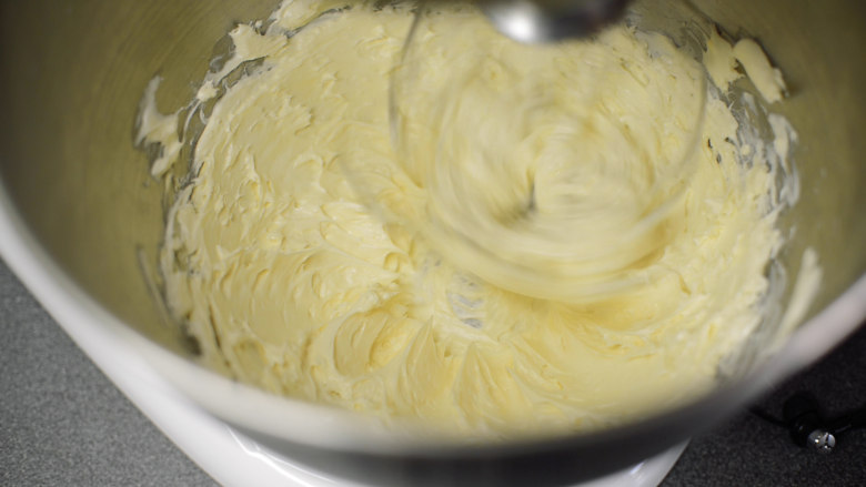 红丝绒蛋糕 无需酪乳 奶酪霜抹面,开始做奶酪霜。
黄油和<a style='color:red;display:inline-block;' href='/shicai/ 48598'>奶油奶酪</a>彻底软化，用打蛋器高速打发，先彻底混合均匀，确认没有结块。
然后加入全部糖粉打发。