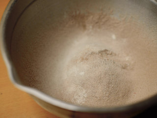 红丝绒蛋糕 无需酪乳 奶酪霜抹面,用一个大碗，放上筛网，粉类材料全部混合过筛