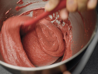 红丝绒蛋糕 无需酪乳 奶酪霜抹面,把边上的材料用刮刀刮进中间，搅拌碗底部的面糊也要抄上来拌匀。
加入香草精，高速搅拌半分钟。