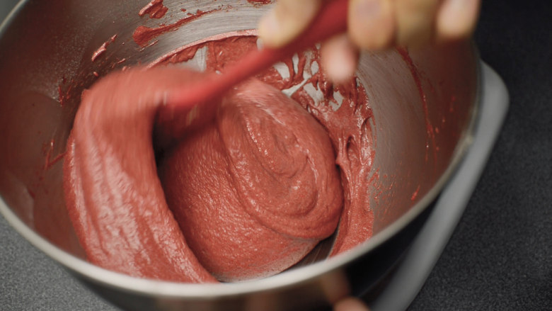 红丝绒蛋糕 无需酪乳 奶酪霜抹面,把边上的材料用刮刀刮进中间，搅拌碗底部的面糊也要抄上来拌匀。
加入<a style='color:red;display:inline-block;' href='/shicai/ 780'>香草精</a>，高速搅拌半分钟。