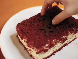 红丝绒蛋糕 无需酪乳 奶酪霜抹面,当当~蛋糕做好了。