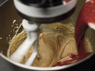 红丝绒蛋糕 无需酪乳 奶酪霜抹面,把刚才准备的面粉加进去，加入1/3，把液体倒进去1/3，先加面粉的原因是更好得吸收液体。
每次加三分之一，直到加完，这里不用担心搅拌过度。