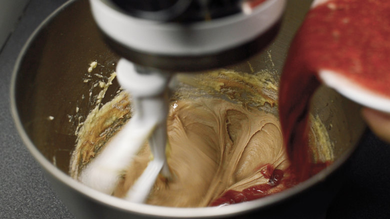 红丝绒蛋糕 无需酪乳 奶酪霜抹面,把刚才准备的面粉加进去，加入1/3，把液体倒进去1/3，先加面粉的原因是更好得吸收液体。
每次加三分之一，直到加完，这里不用担心搅拌过度。