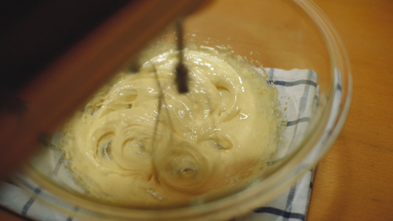 抹茶魔法蛋糕,蛋黄和细砂糖用打蛋器混合，打到颜色发白
