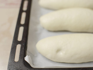 绵绵脆巧奶油包,接口朝下，放在烤盘上，发酵到体积变为2倍大小。
轻轻按一下不回弹。