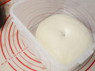 绵绵脆巧奶油包,放在密封盒里，发酵到体积变为2倍大。手指沾面粉，戳下去无明显回弹。