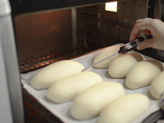 绵绵脆巧奶油包,150摄氏度烤大约30分钟。这样烤出来就是几乎没有上色的面包，如果担心没有熟，可以用温度计测试中心温度，达到93摄氏度就表示面包熟了。
面包彻底放凉后放在密闭的地方让水分不要流失。