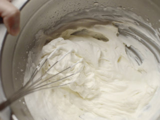 绵绵脆巧奶油包,最后用手动打蛋器打发到想要的硬度，以免打发过度。