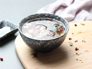 天气渐凉，来一碗十谷米粥暖暖身吧,加水浸泡4小时（如果不浸泡，则需要煮制更久）。
