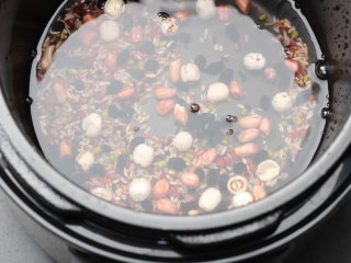 天气渐凉，来一碗十谷米粥暖暖身吧,将食材倒入电压力锅内。