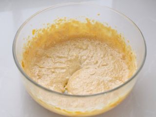 南瓜饼干,再加入南瓜泥，用打蛋器将南瓜泥和黄油搅打均匀