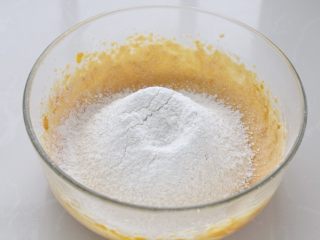 南瓜饼干,将玉米淀粉和低筋面粉混合搅拌均匀，筛入黄油中