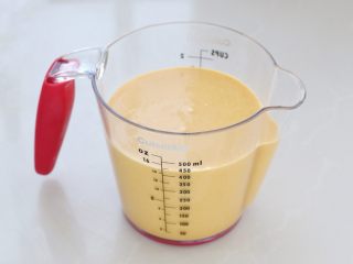 奶香南瓜派,将搅拌好的奶油南瓜泥过一遍筛，这样会更加细腻，如果喜欢南瓜的粗纤维口感，也可以省略此步骤