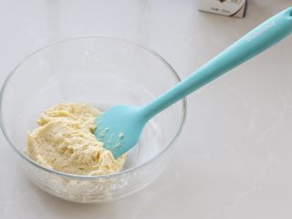 奶香南瓜派,然后倒入纯牛奶，也可以换成等量清水，用刮刀拌匀