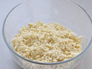 奶香南瓜派,来回手抓搓使面粉和黄油均匀融合，达到粗颗粒的状态，如图所示
