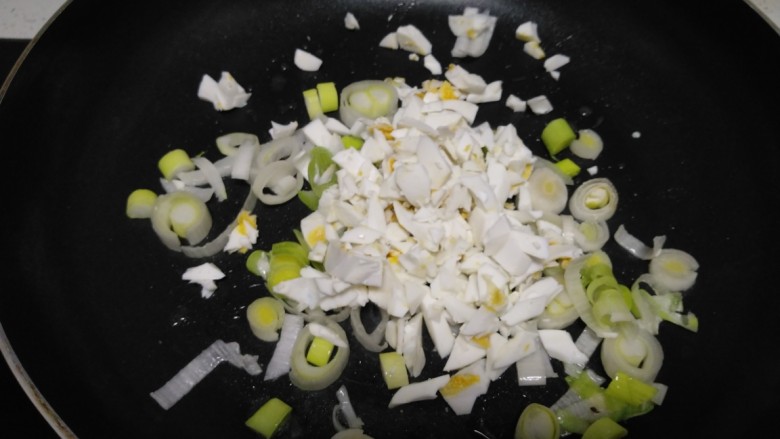咸蛋清南瓜菜焖方便面,放入咸蛋清碎。